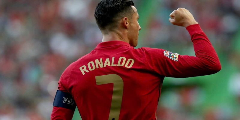 Cristiano Ronaldo là chân sút xuất sắc nhất lịch sử bóng đá